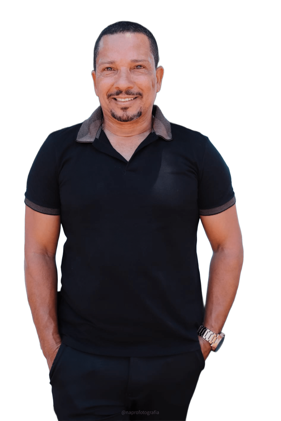 Lu Xavier em pé, sorrindo e olhando para a câmera, transmitindo uma postura receptiva e acolhedora para o início do atendimento.