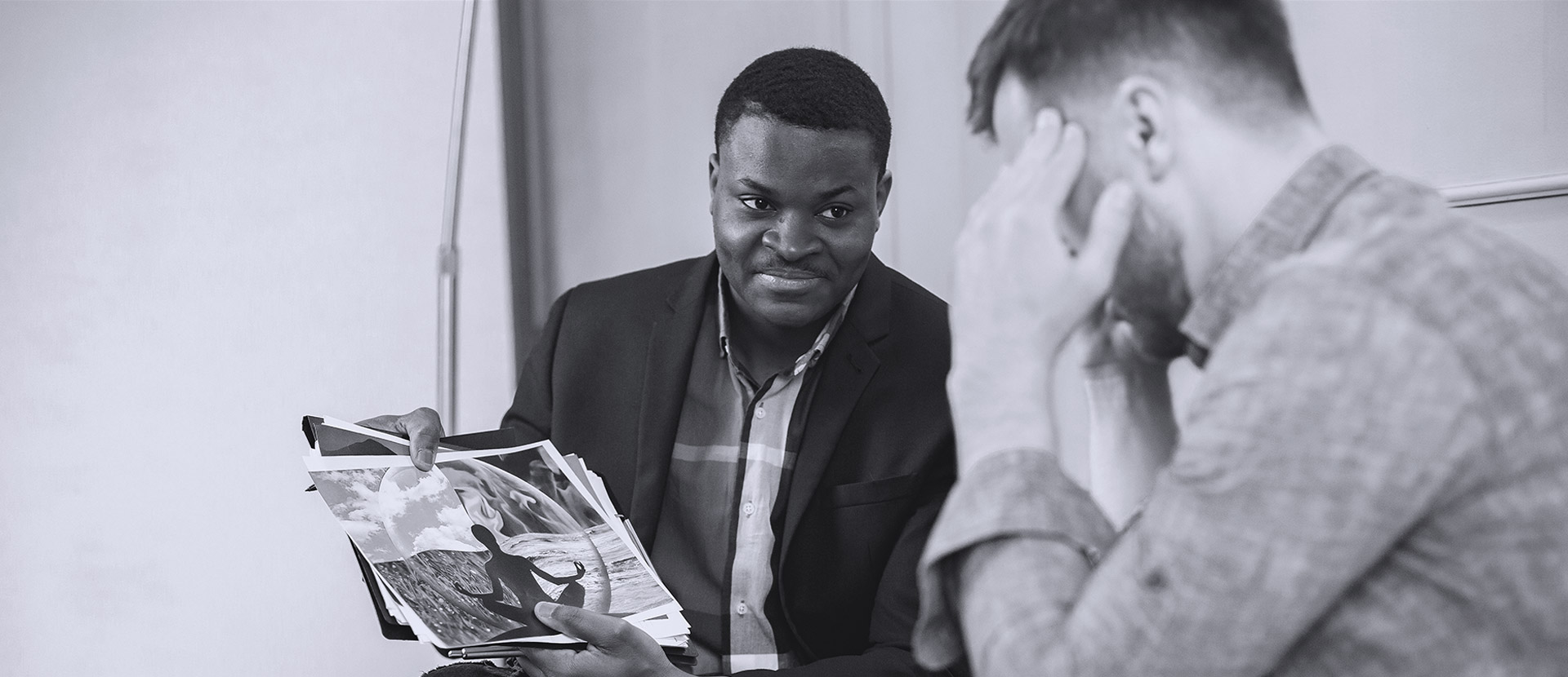 Pessoa em momento de reflexão sendo ouvida e recebendo orientação emocional